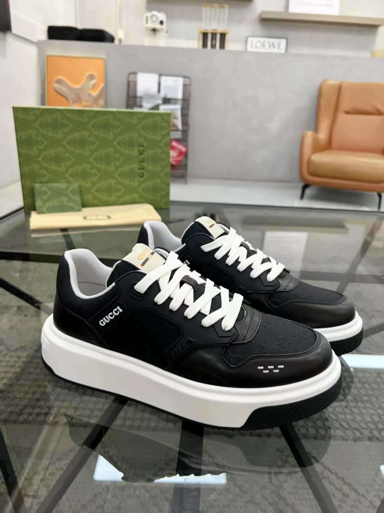 P440 new men's shoes GUCCI [Lightning] latest shoes are shipped. Original quality, fashionable, made of special materials, sheepskin lining, brand new packaging. The foot feels super comfortable and the workmanship is impeccable. Size: 38-45